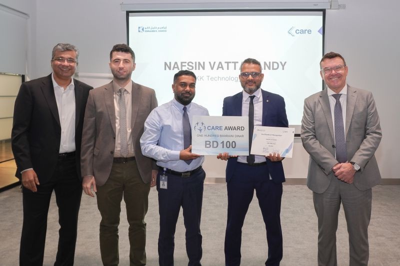 Nafsin Vattakandy receiving the CARE Award certificate alongside Ebrahim K. Kanoo leadership.